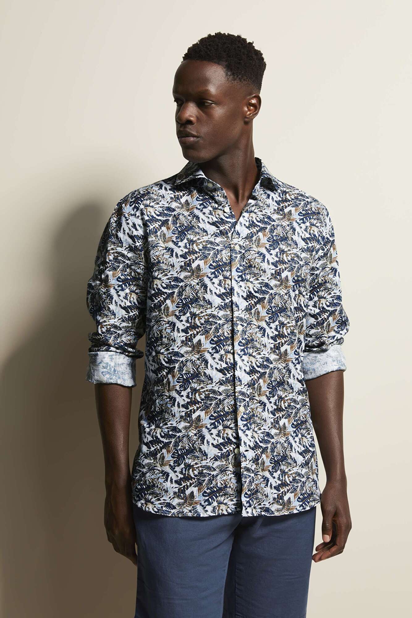 Hemd mit Blumen-Print in marine - Ansicht: Model Front