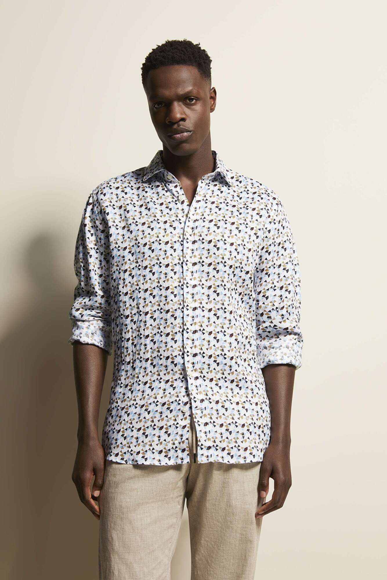 Casual shirt made from 100% linen in navy - View: Model front