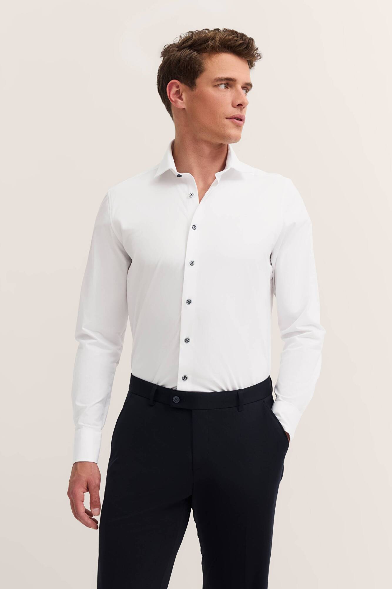 Jerseyhemd mit Kentkragen in weiß - Ansicht: Model Front