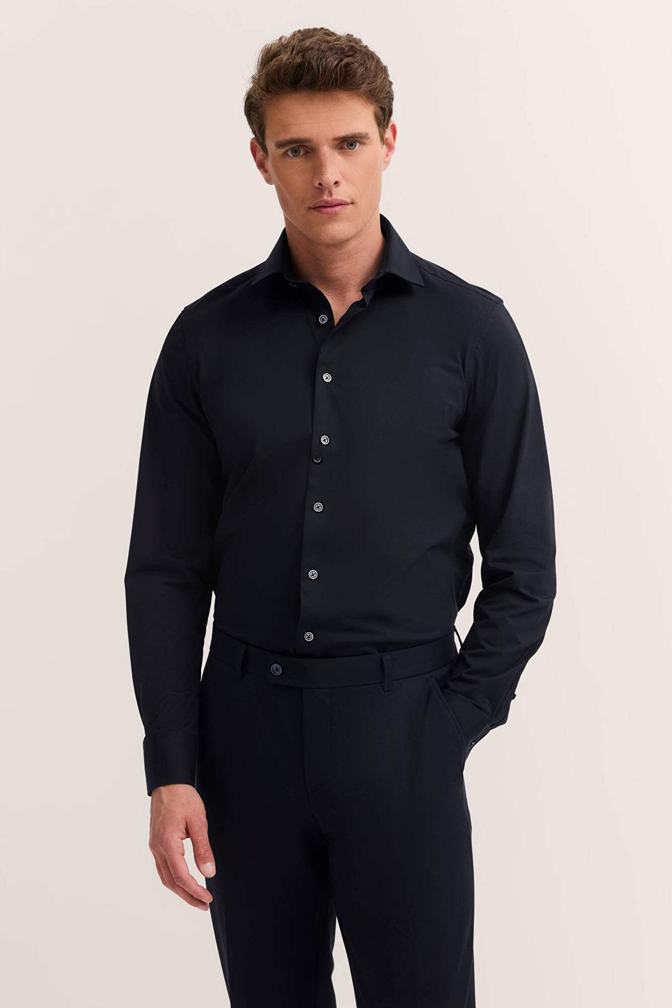 Jerseyhemd mit Kentkragen in marine - Ansicht: Model Front