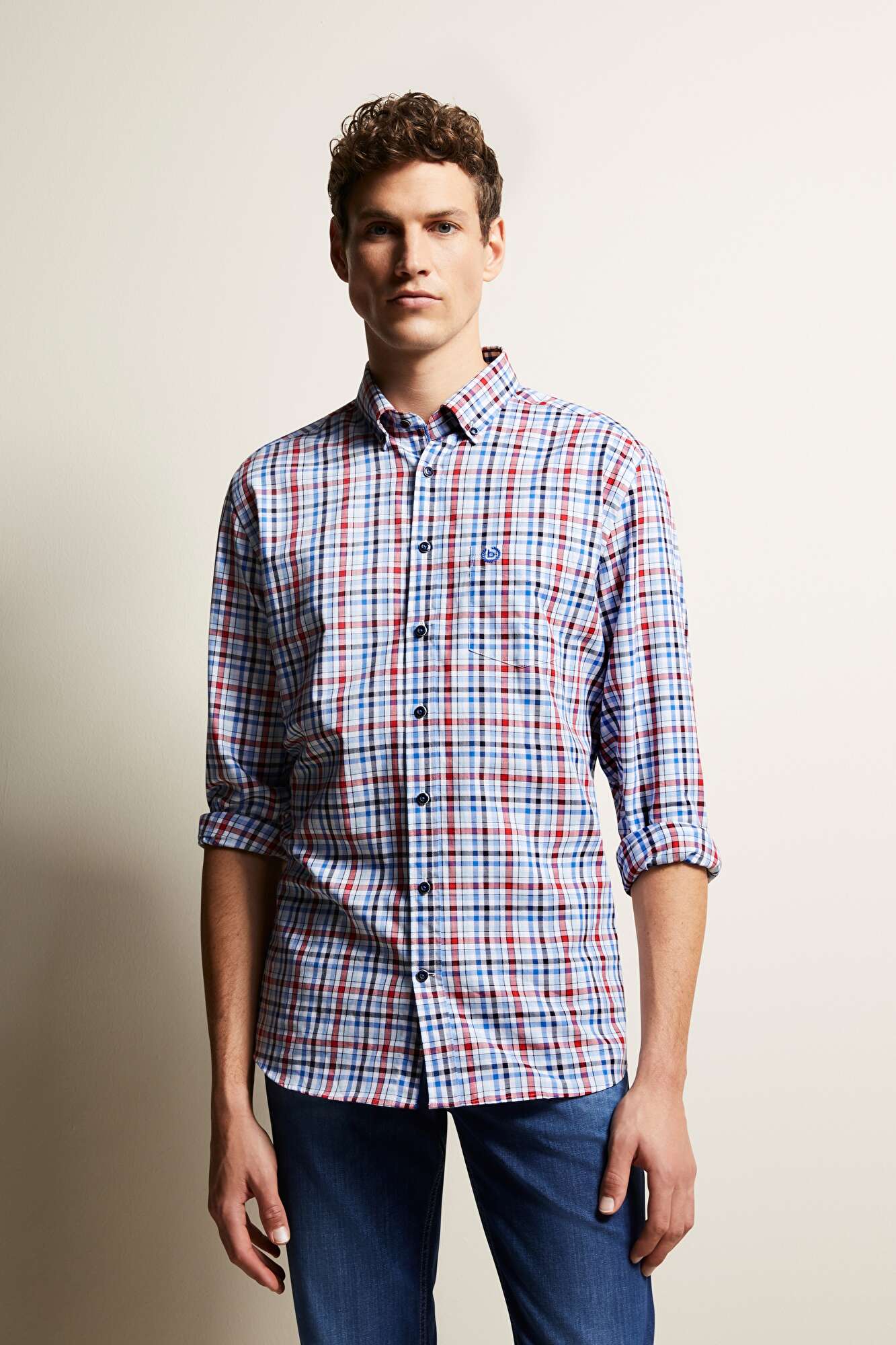 Casual shirt with modern check in red - View: Model front