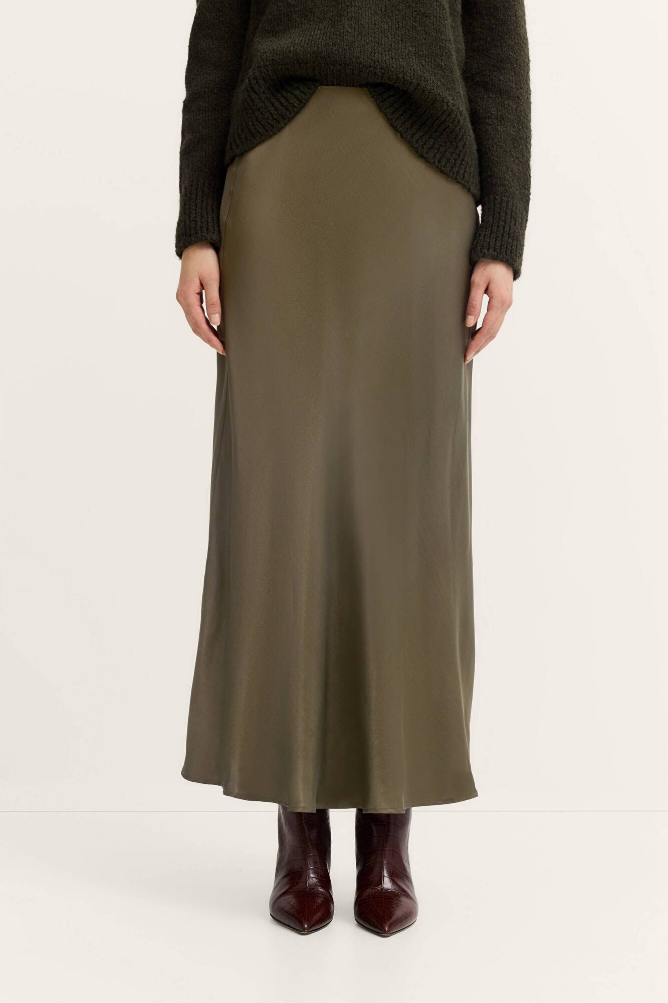 in moss green - View: Model front