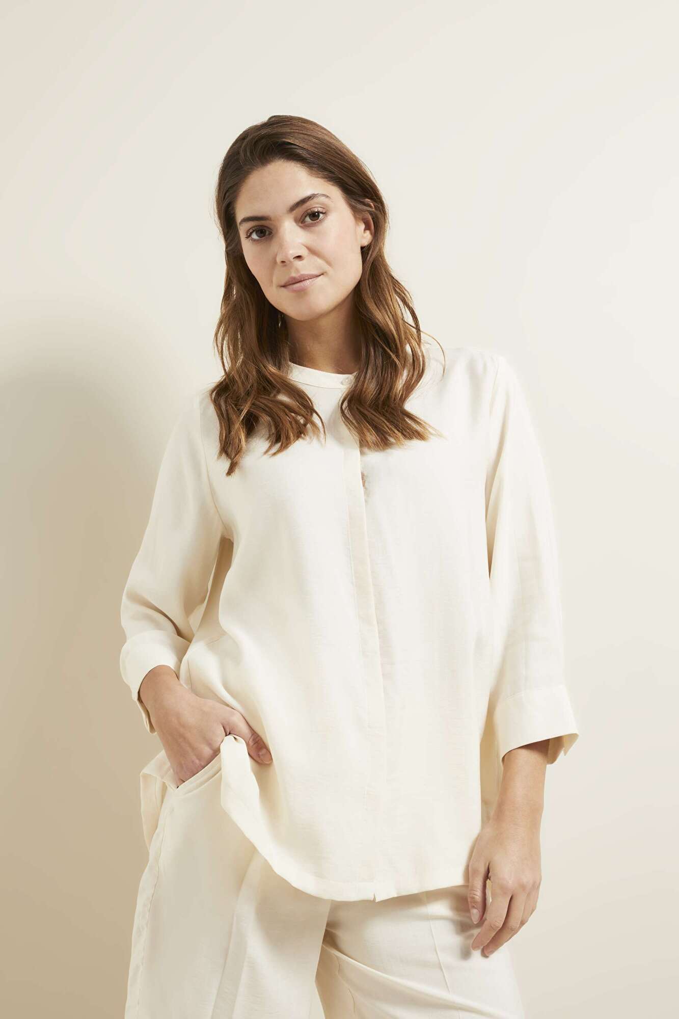 Bluse mit Rundhals in beige - Ansicht: Model Front