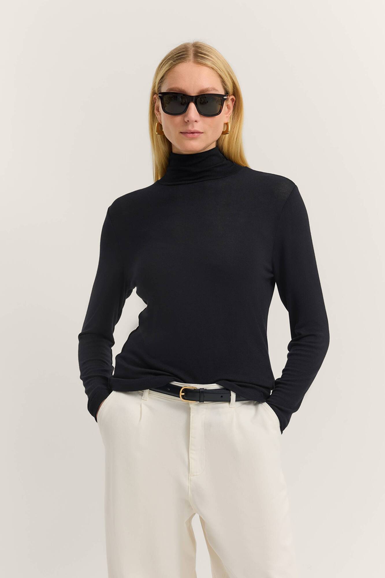 in black - View: Model front