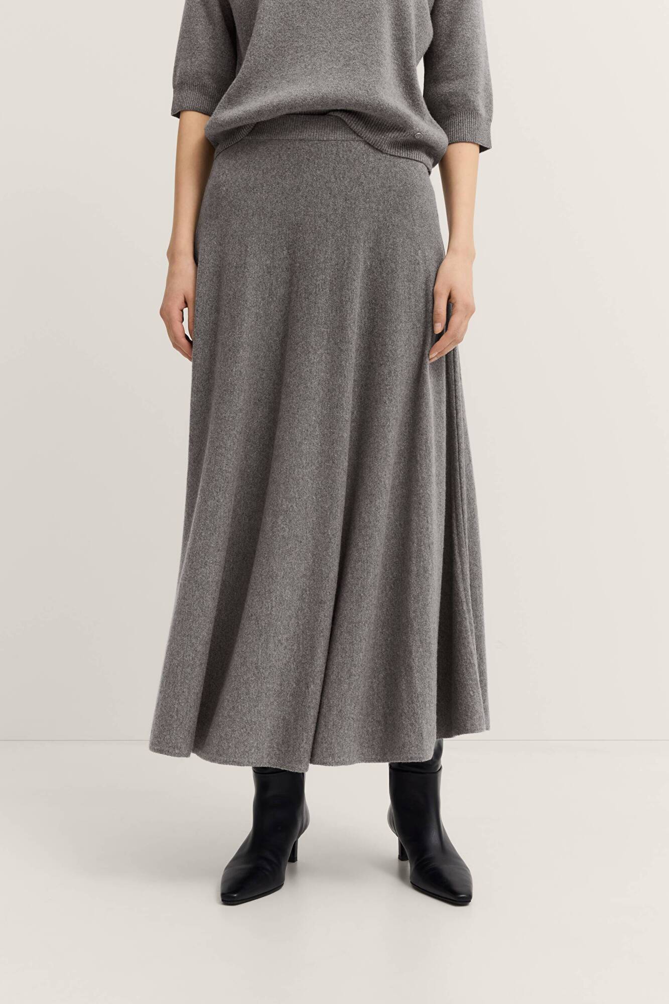 in grey - View: Model front