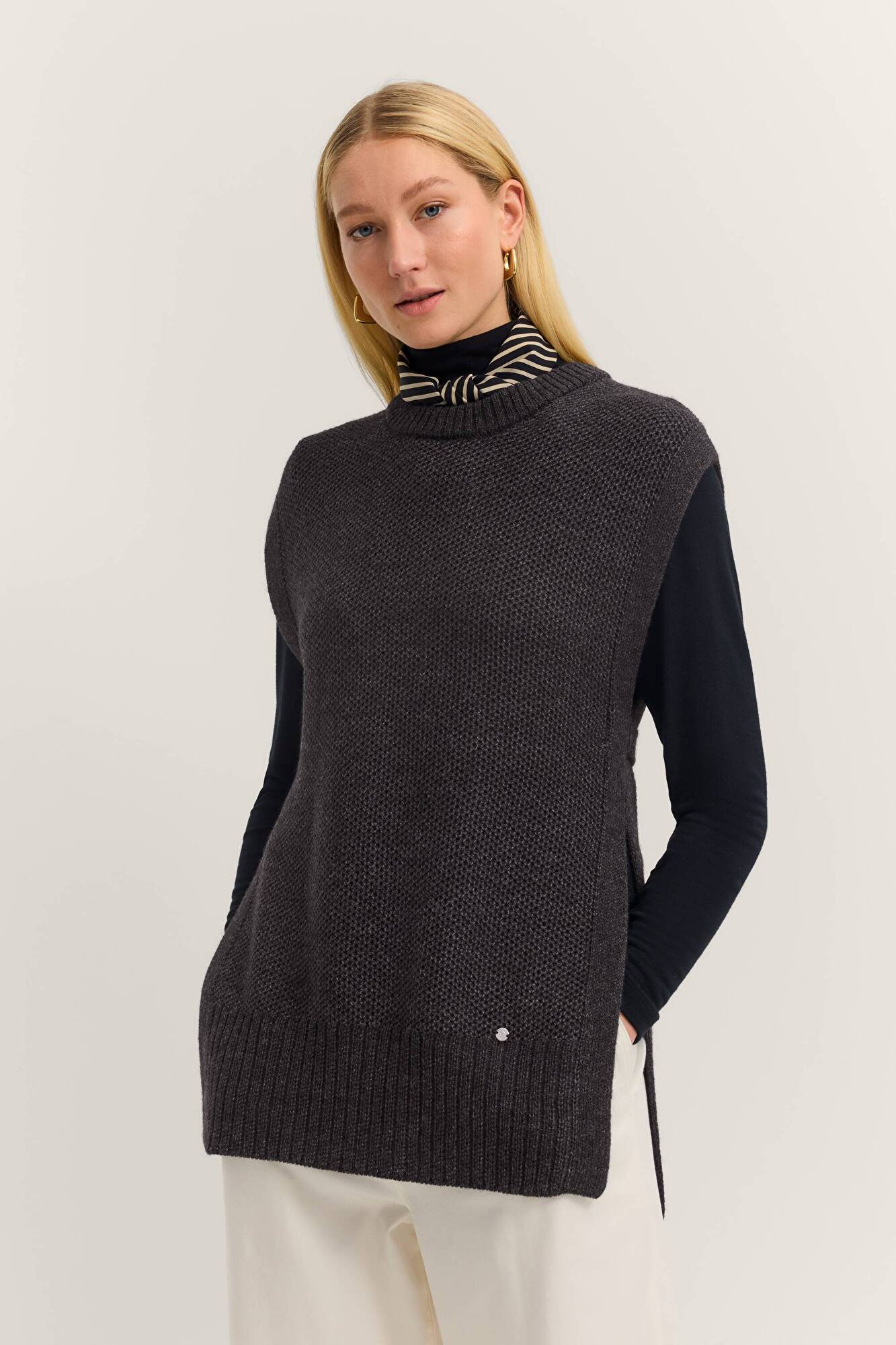 unbekannt unbekannt in dunkelgrau - Ansicht: Model Front