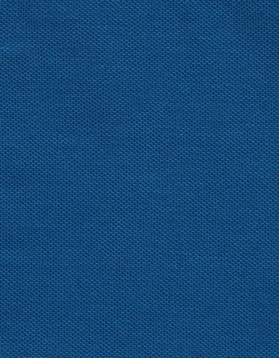 Blauer Stoff mit feiner Struktur, ideal für bugatti Oberbekleidung im zeitlosen Design. Büstenbild.