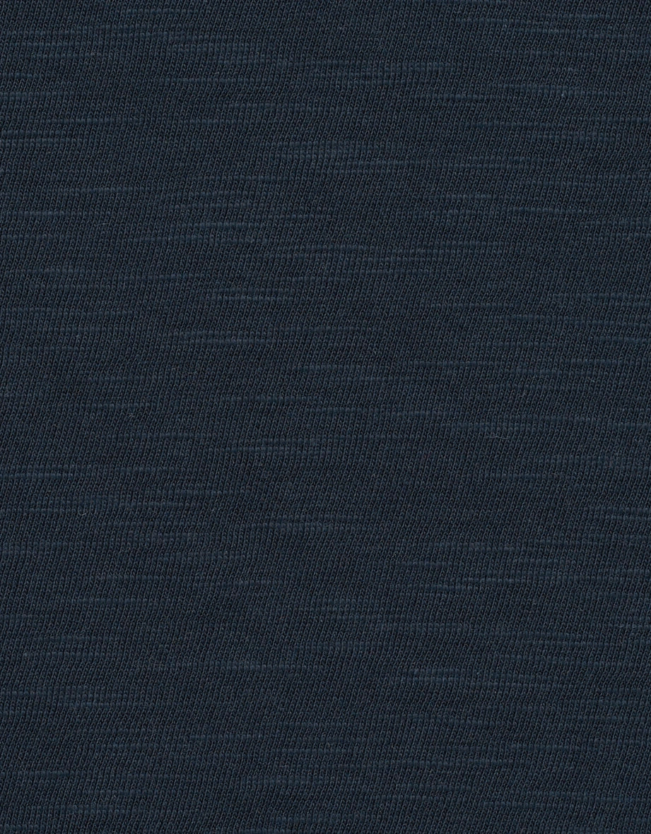 Dunkelblauer Strickstoff mit dezenter Textur, ideal für zeitlose bugatti-Mode.