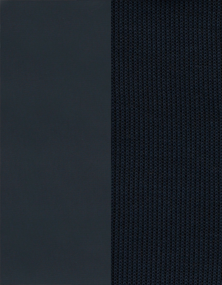 Dunkelblauer Stoffmix von bugatti, links glattes Gewebe, rechts Strickmuster.