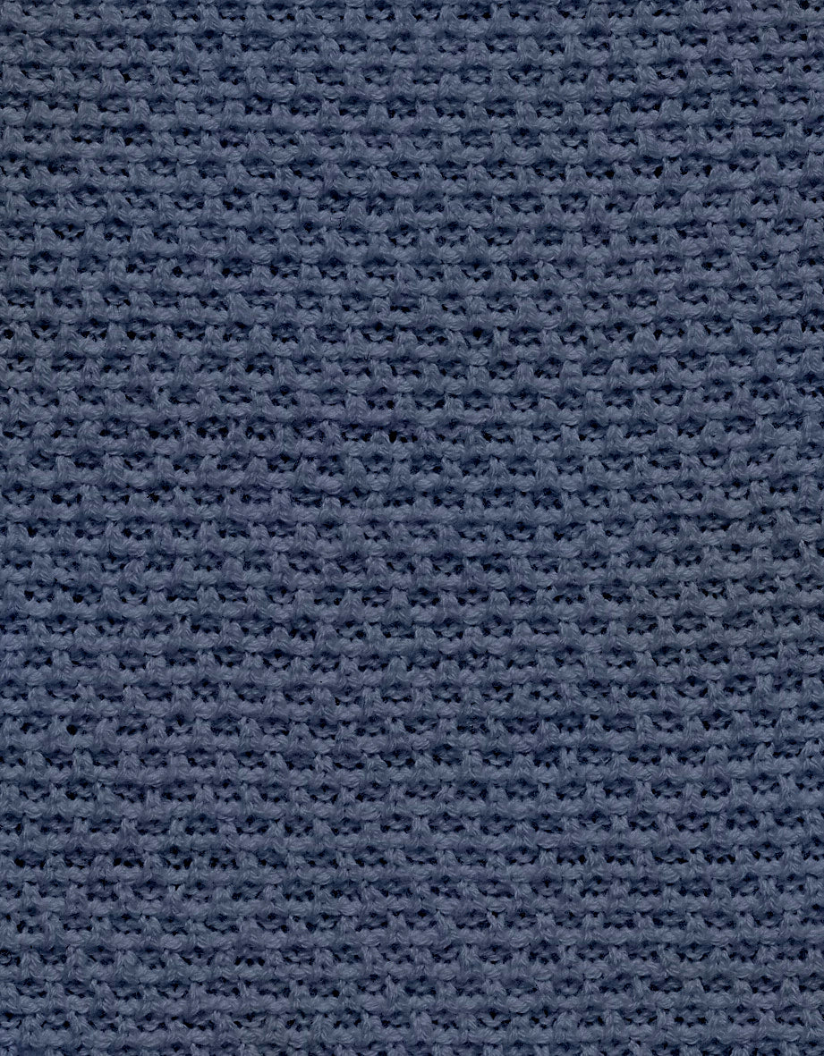 Strukturiertes, blaues Strickmuster von bugatti, Detailaufnahme des Stoffdesigns.