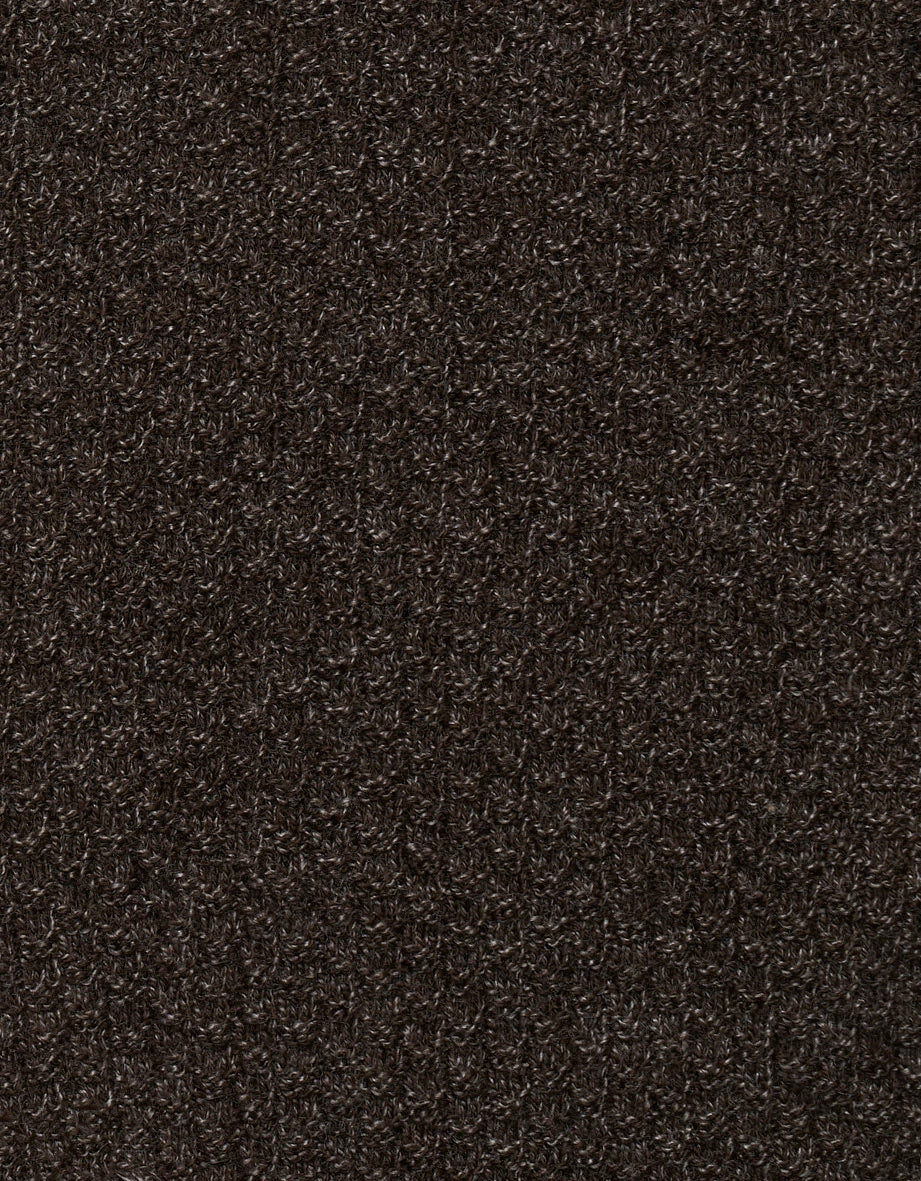 Graues Texturshirt und braunes Halstuch, Modelbild, seitlicher Blick.