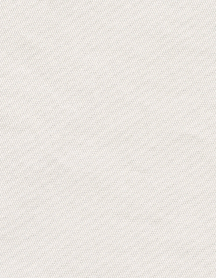 Weiße Textur mit feinem Rippmuster, ideal für bugatti-Outfits.