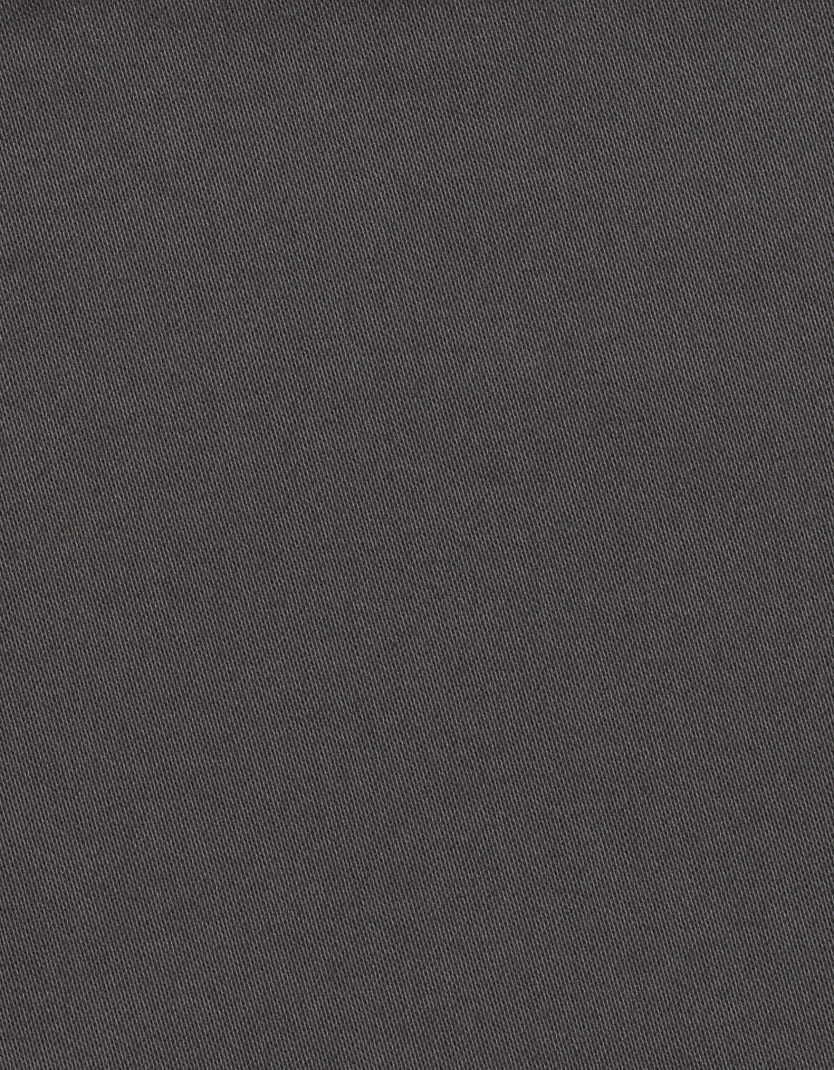 Dunkelgraue Hose und weißer Pullover im legeren Büstenbild von bugatti.