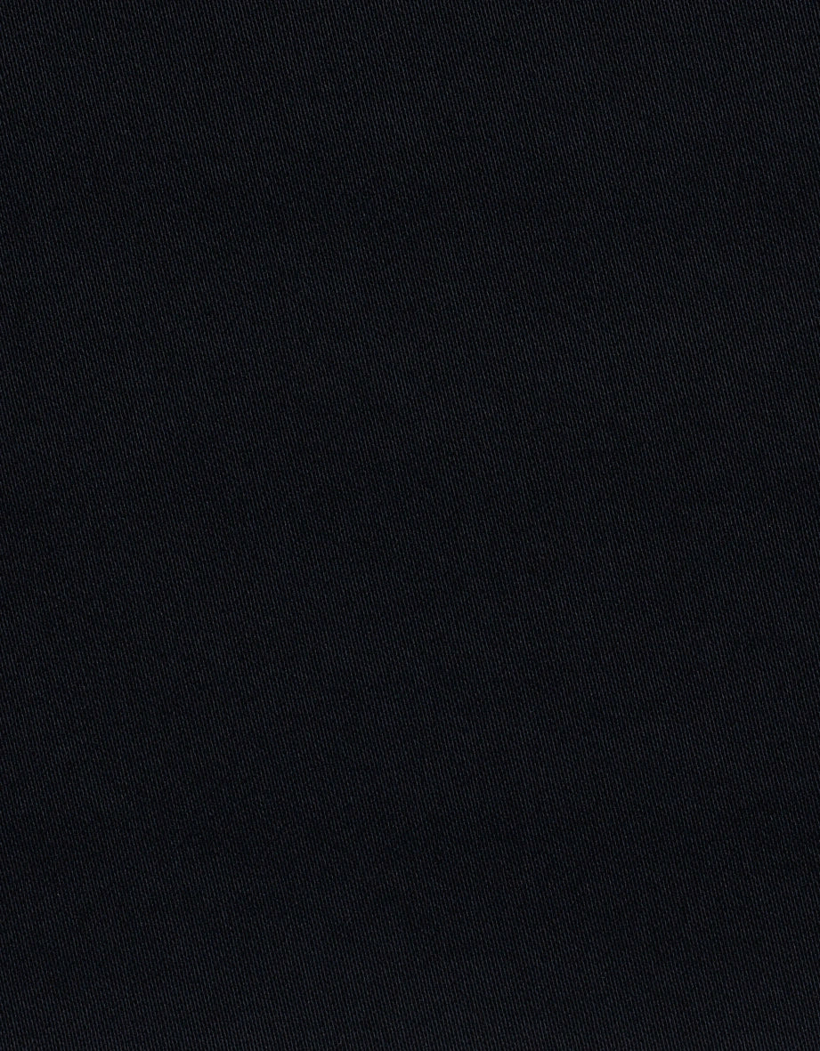 bugatti Chino in Schwarz mit weißem Hemd, Detailansicht, legeres Posing.