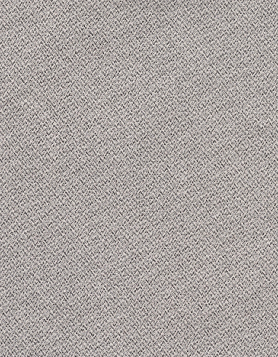 Graue Chinohose von bugatti, legeres Büstenbild, minimalistisch und stilvoll.