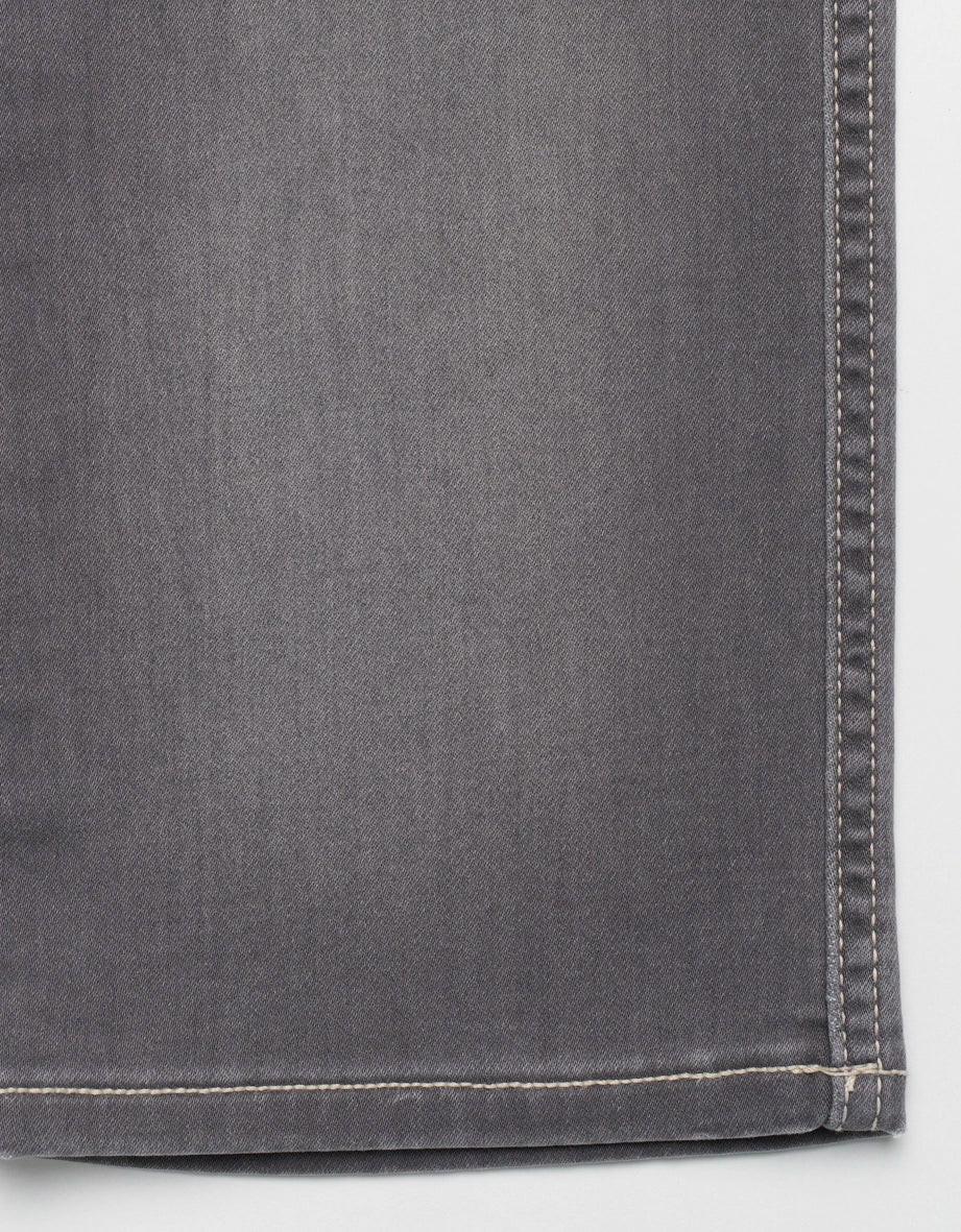 Graue Jeans von bugatti, Detailaufnahme, hochwertige Verarbeitung, zeitloses Design.