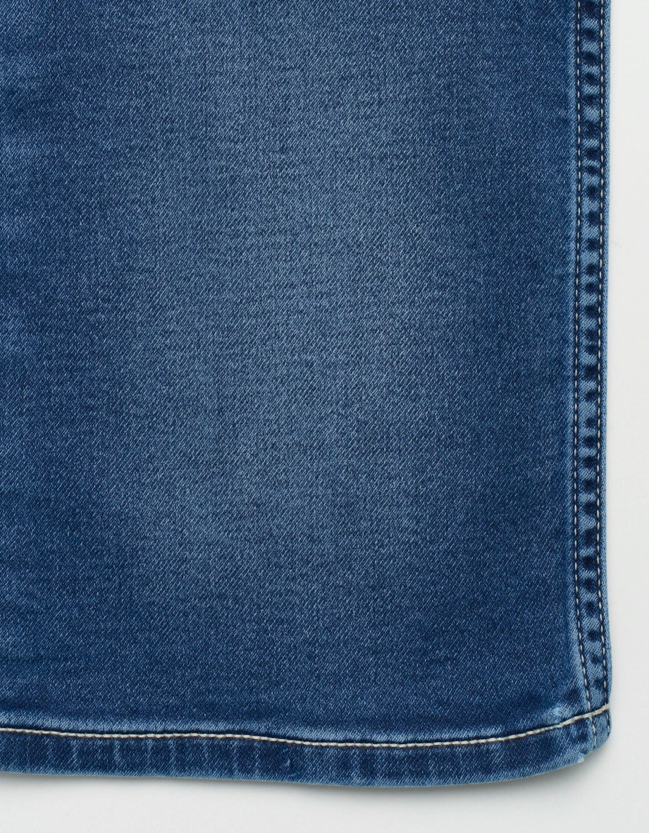 Blaues bugatti Jeans-Büstenbild, klassische Passform, hochwertiges Material.