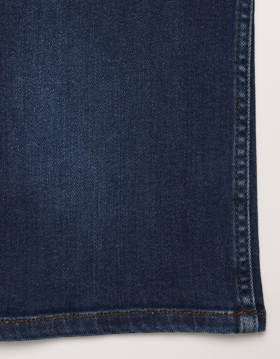 Dunkelblaue Jeansstoff-Detail, klassische Textur, eleganter Stil von bugatti.