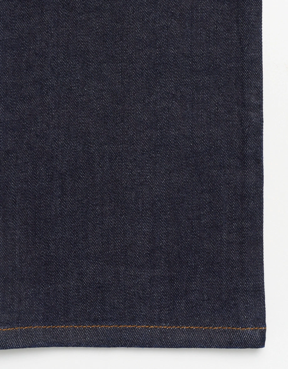 Dunkelblaue Jeans von bugatti mit orangefarbener Naht, Nahaufnahme des Stoffes.