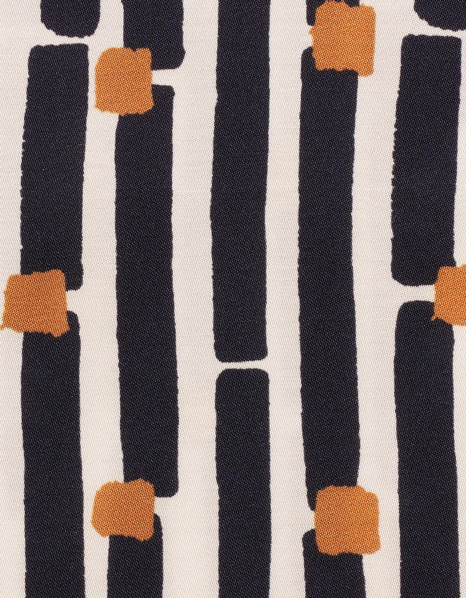Stoffmuster: Schwarze Streifen mit orangefarbenen Akzenten auf weißem Hintergrund.