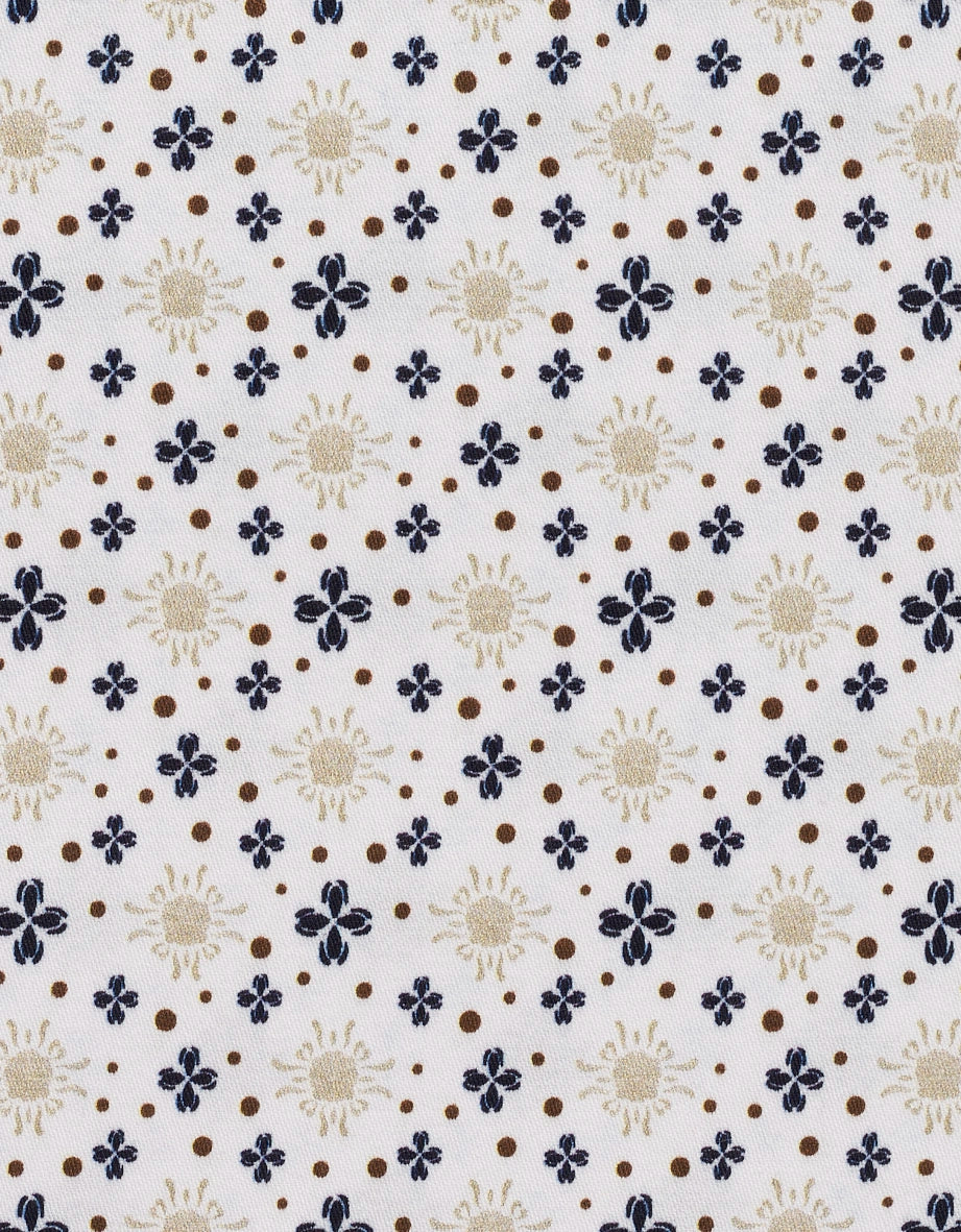 Weißer Stoff mit navyblauem und beigem Blumenmuster, Punkte und Sonne, Detailansicht.