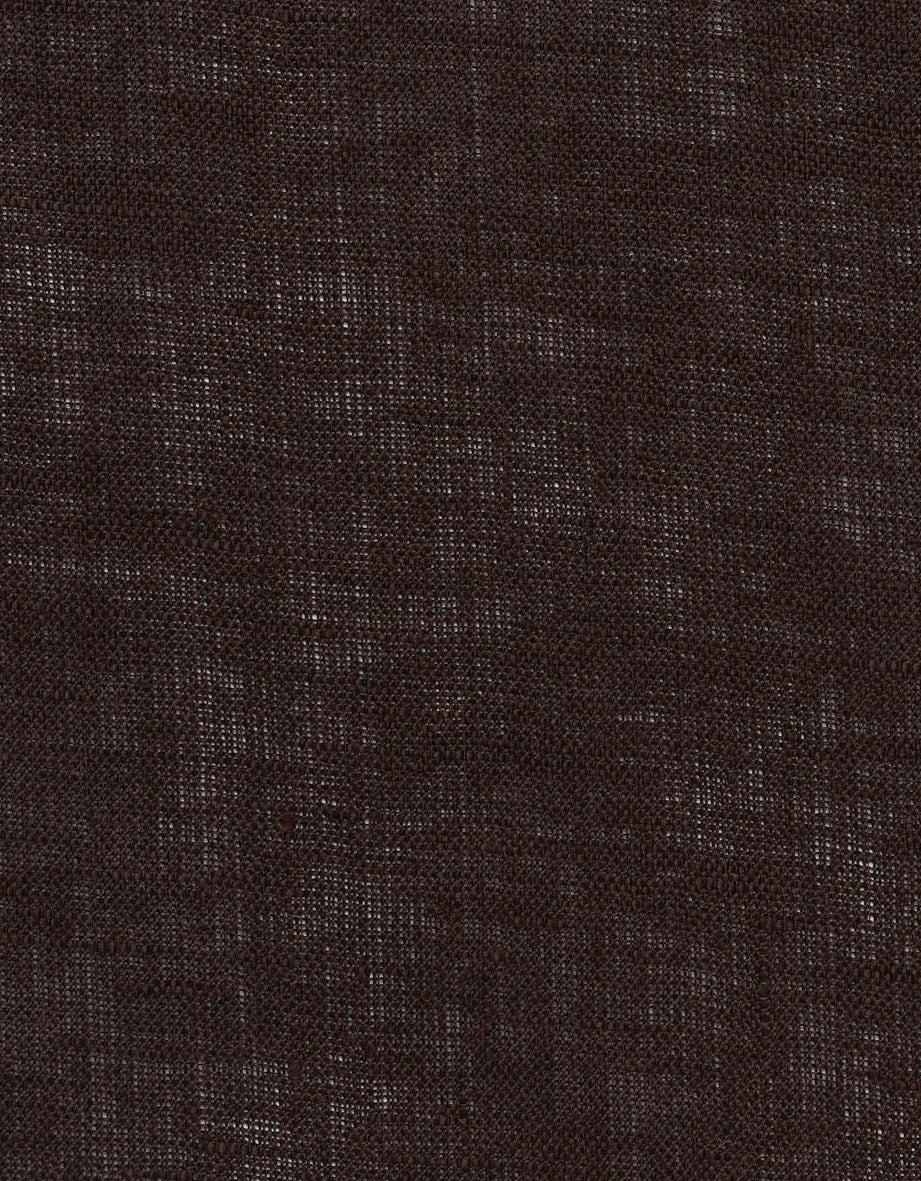 Dunkelbrauner Stoff mit dezentem Karomuster, elegantes Design von bugatti.