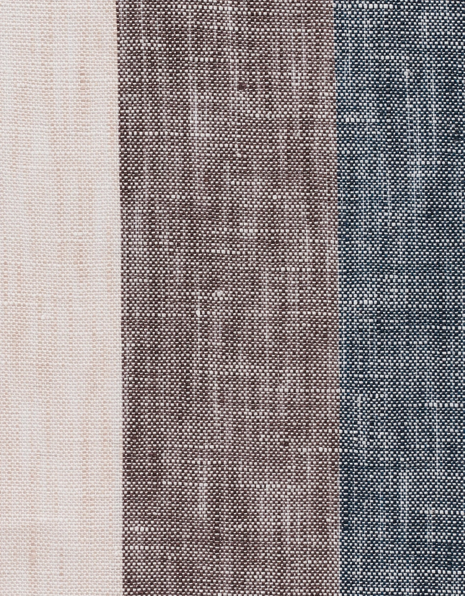 Gestreiftes Hemd in Blau, Beige und Braun, Büstenbild, bugatti Stil und Eleganz.