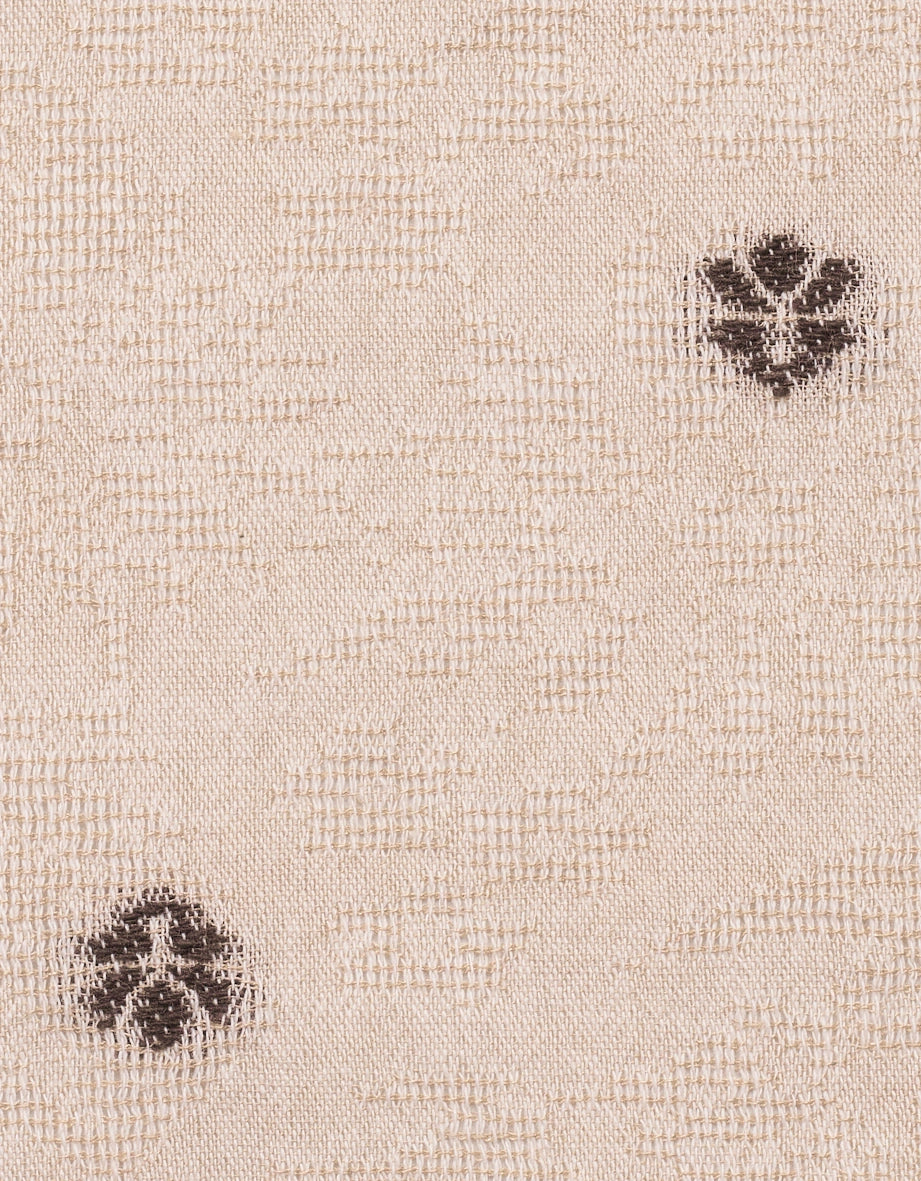 Beigefarbener Stoff mit schwarzem floralem Muster, Detailaufnahme für bugatti.