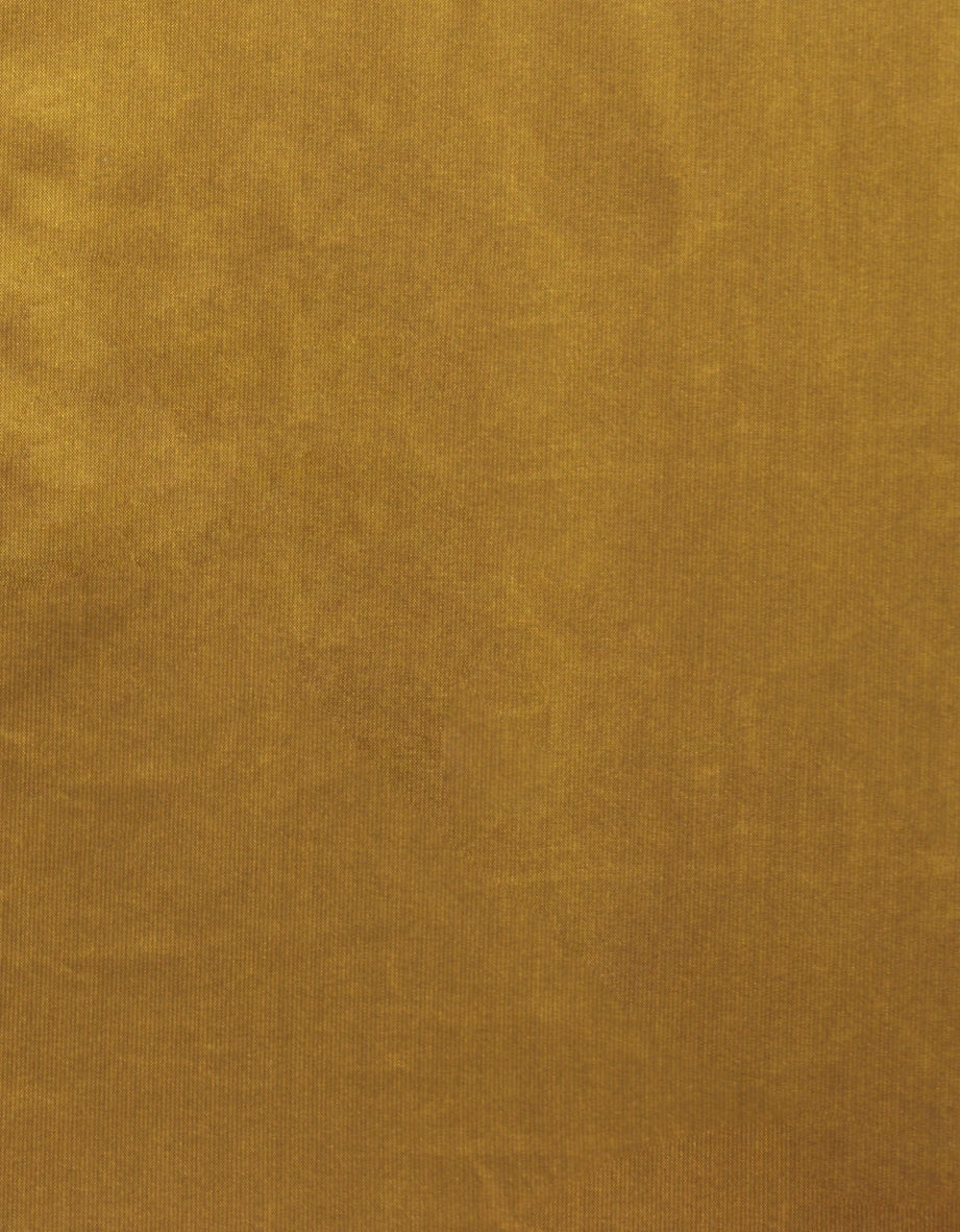 Brauner Stoff mit feiner Rippenstruktur, Detailaufnahme.