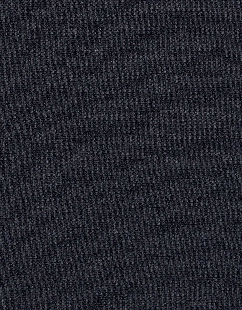 Dunkelblauer Strickstoff von bugatti, Nahaufnahme der Textur, ideal für stilvolle, zeitlose Designs.