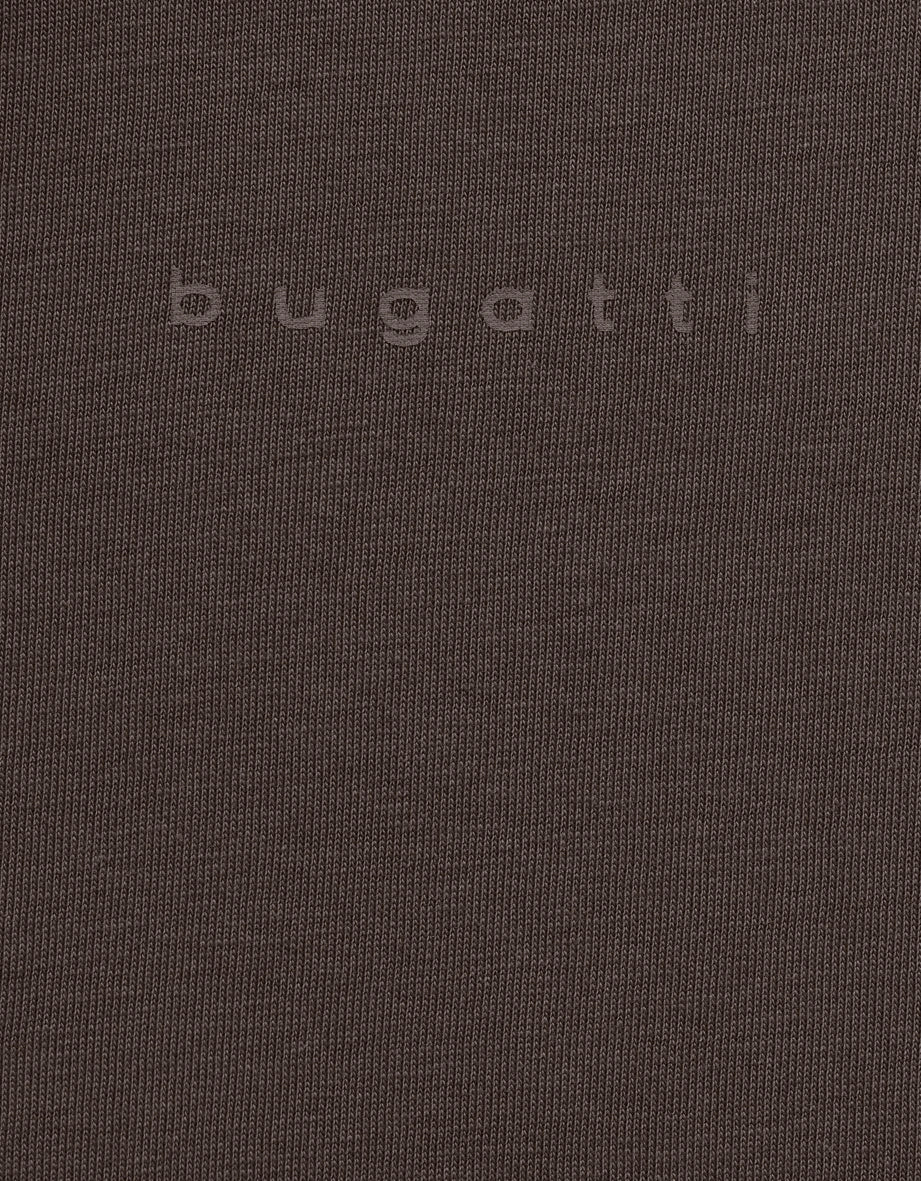 Braunes bugatti-Strickmuster mit dezentem Logodetail in der Mitte.