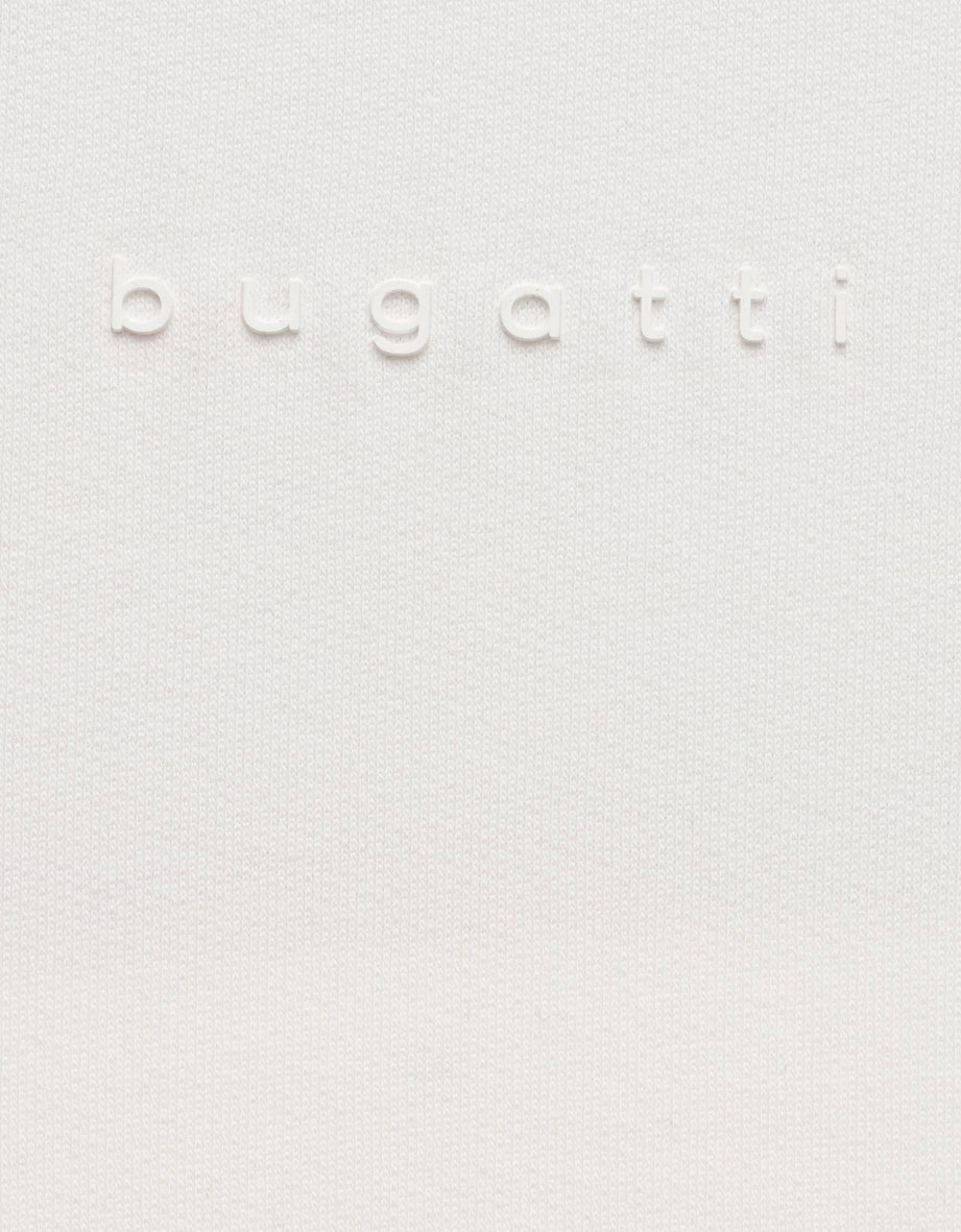 Weißes bugatti-Logo auf strukturiertem Stoffhintergrund.
