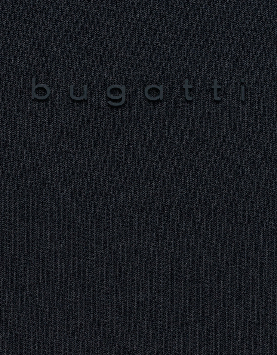 Schwarzer Strickpullover mit "bugatti" Logo, Detailaufnahme.