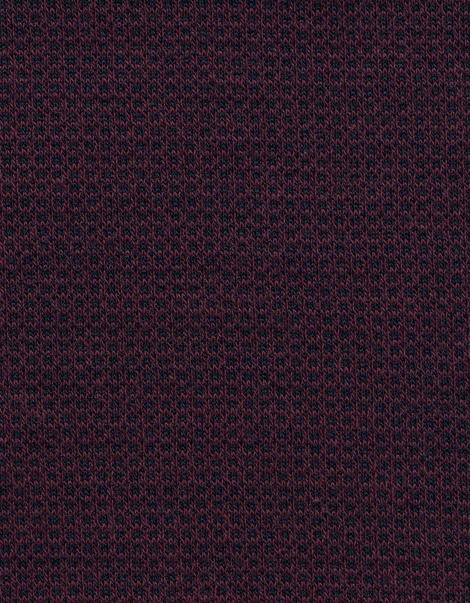 Strickmuster in Bordeaux und Marine, Detailaufnahme, für bugatti's zeitlosen Stil.