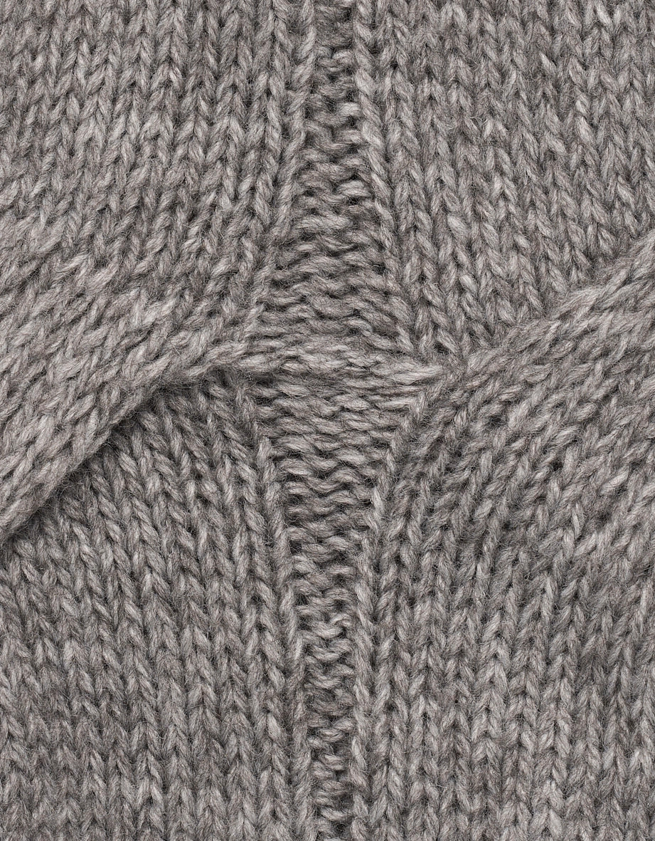 Grob gestricktes, graues Muster, Nahaufnahme, Detailtextur.