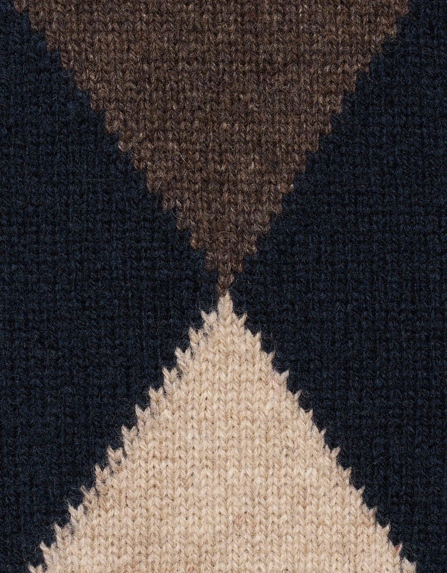 Strickmuster in Braun, Schwarz und Beige, Rauten-Design, Detailansicht, bugatti Qualität und Stil.