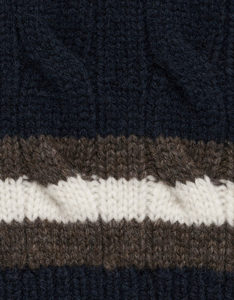 Dunkelblauer bugatti Strickpullover mit Zopfmuster und gestreiftem Kragen, Büstenbild.