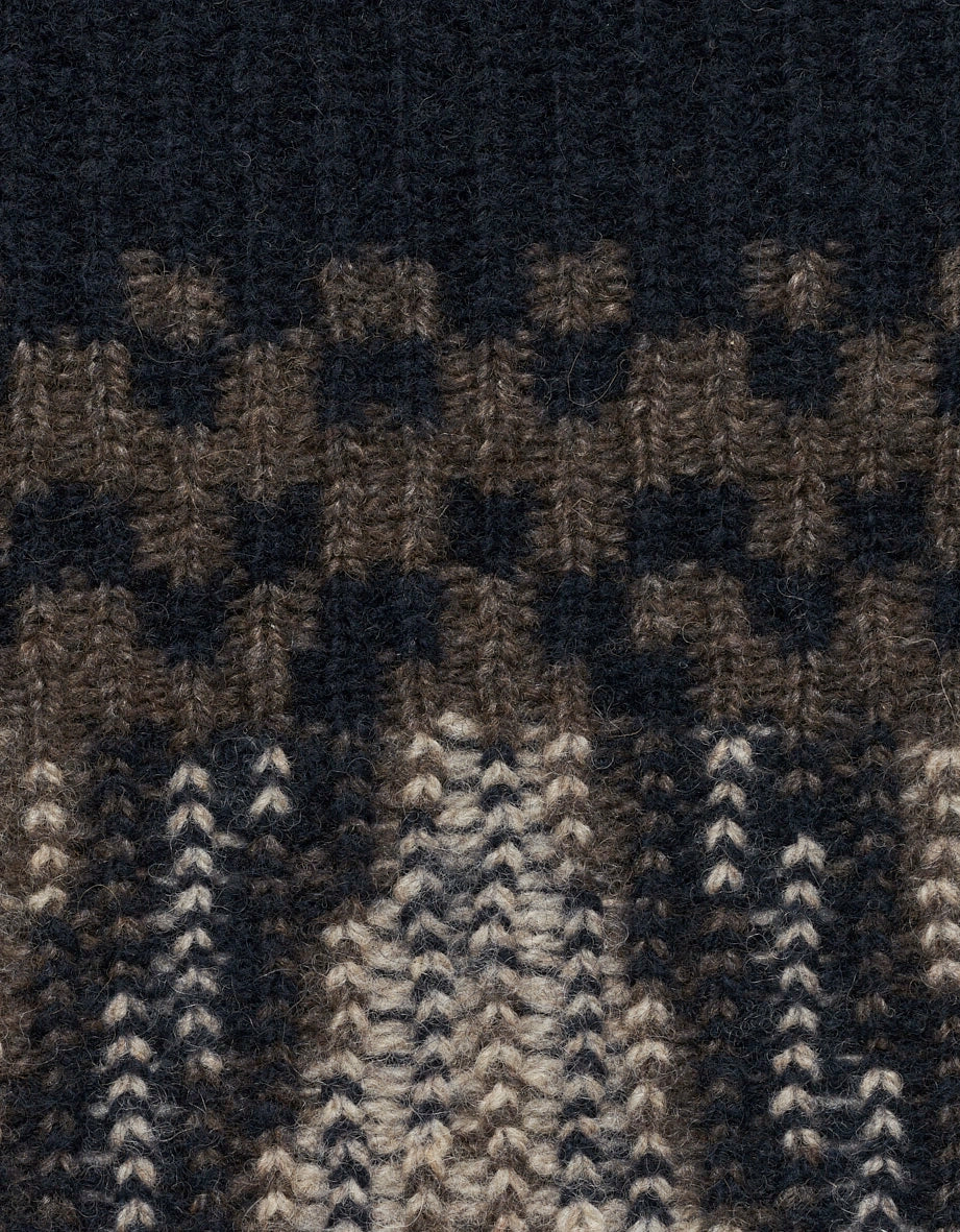 Strickmuster in Braun- und Beigetönen, Nahaufnahme, textile Details und Muster erkennbar.