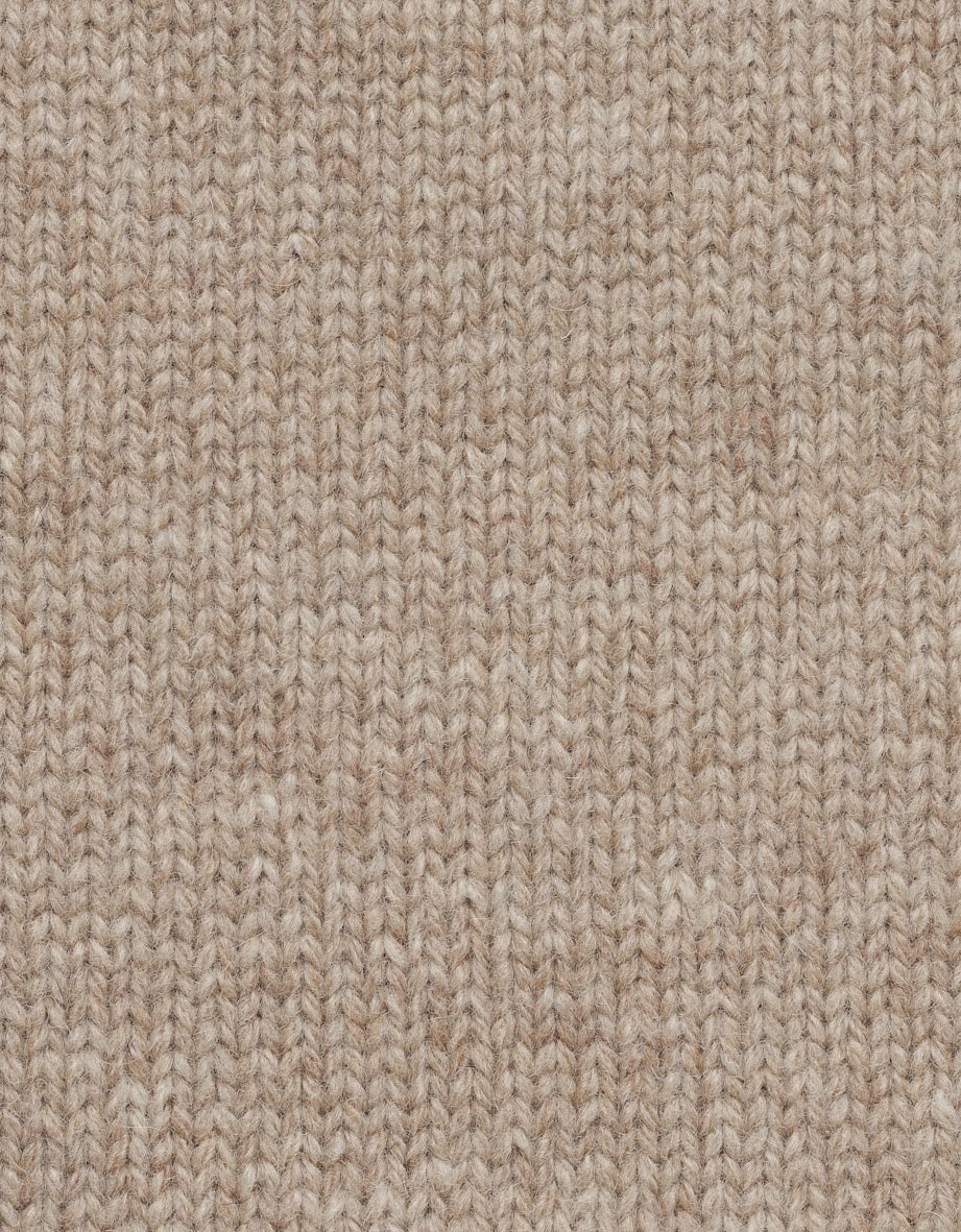 Beiger Strickstoff mit feinem Muster, Detailaufnahme für bugatti Outfits in zeitloser Eleganz.