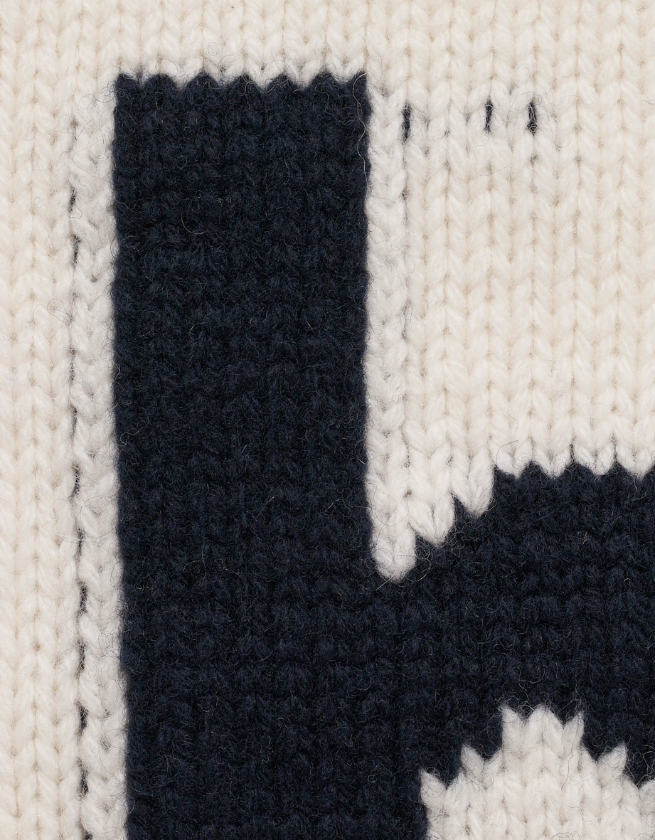Strickmuster in Schwarz und Weiß von bugatti, Nahaufnahme.