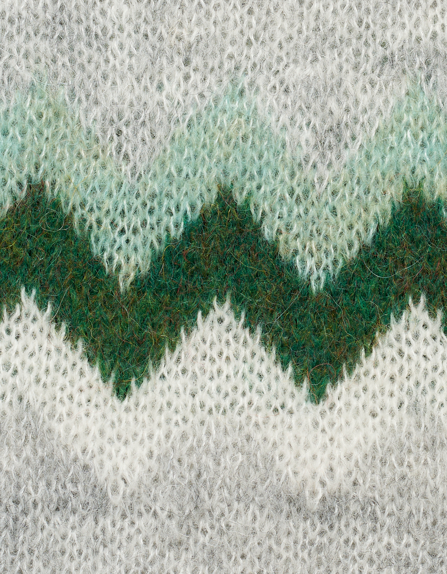 Strickmuster in Grün- und Grautönen, Nahaufnahme, Chevron-Design.