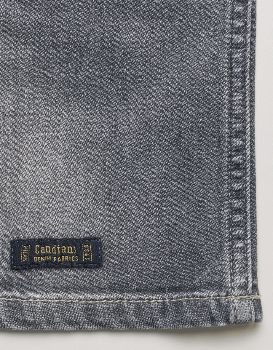 Graue Denim-Textur mit Candiani-Label, Detailansicht.