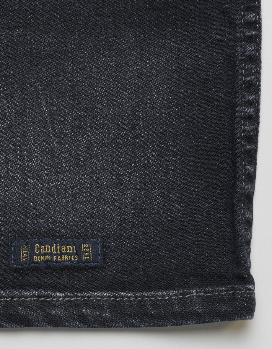 Dunkelblaue bugatti Jeansstoff-Detailaufnahme, robustes Design, hochwertiges Material.