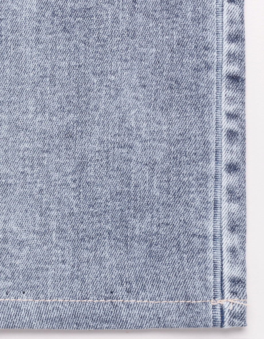 Hellblauer Jeansstoff, Nahaufnahme, zeigt Textur und Nahtdetails. Ideal für bugatti's lässigen Stil.
