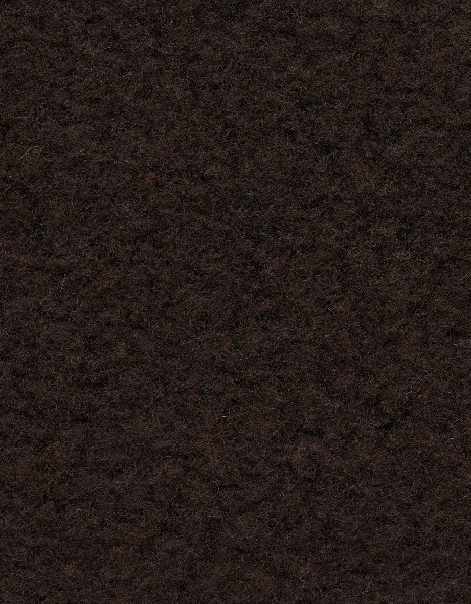 Dunkelbrauner Filzstoff, Detailansicht, weiche Textur.