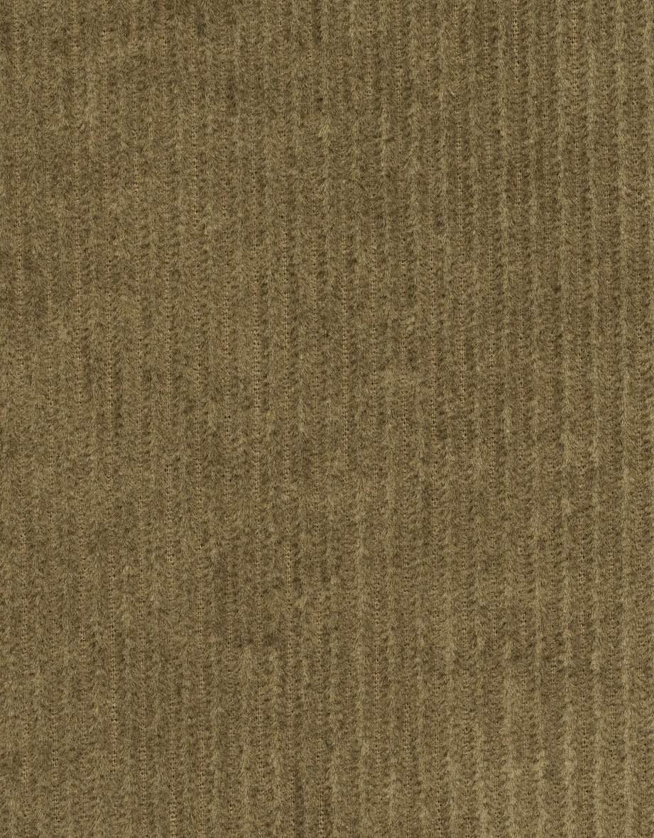Strickstoff in warmem Olivton mit feiner, gleichmäßiger Rippenstruktur, ideal für elegante Designs.