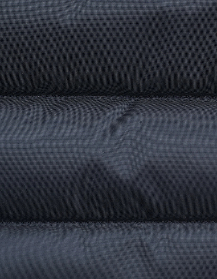 Dunkelblaue, gesteppte Textur eines bugatti-Jackenstoffs, Detailaufnahme.