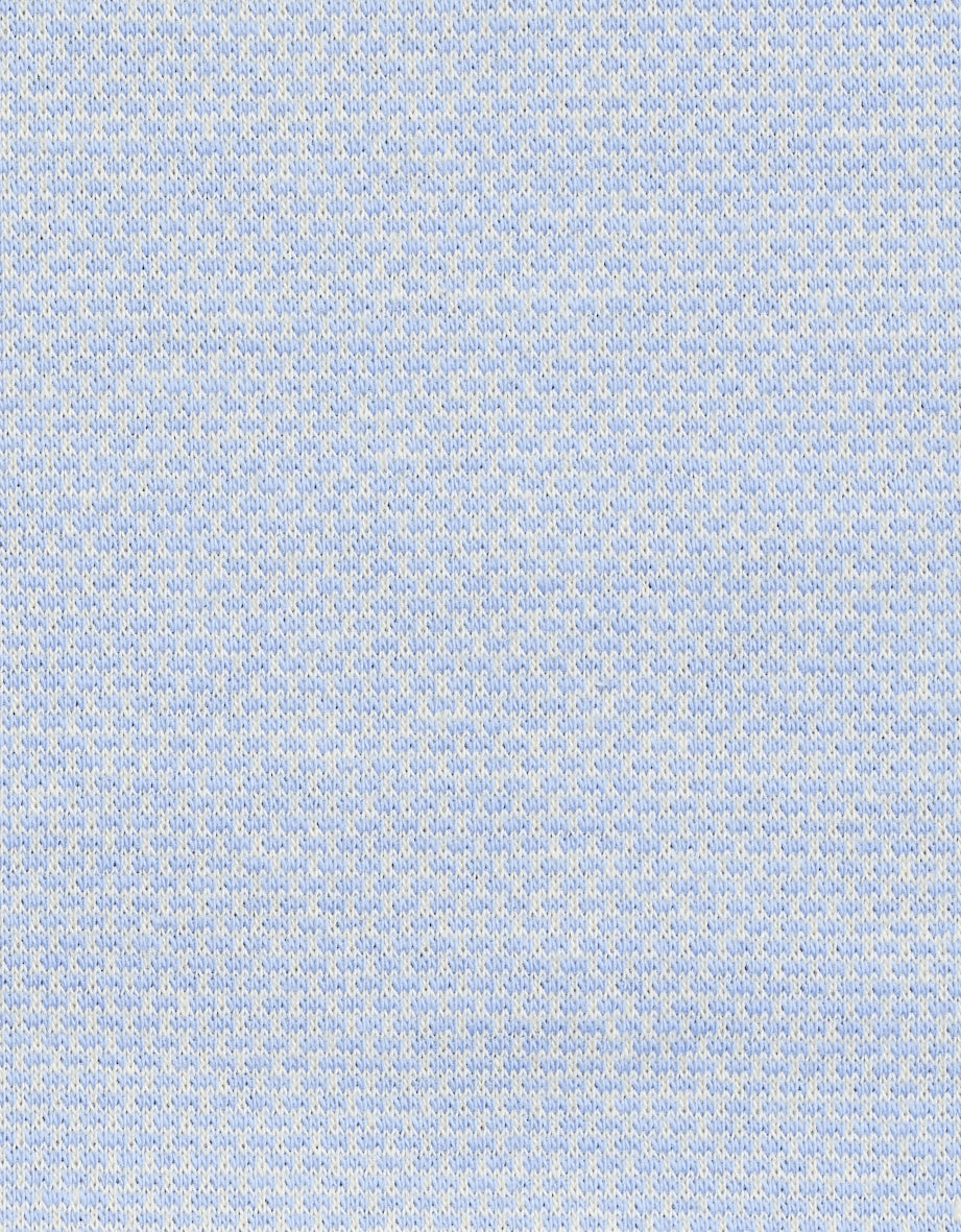 Hellblaues bugatti-Oberteil mit Reißverschluss, Detailaufnahme der Textur und des zarten Musters.