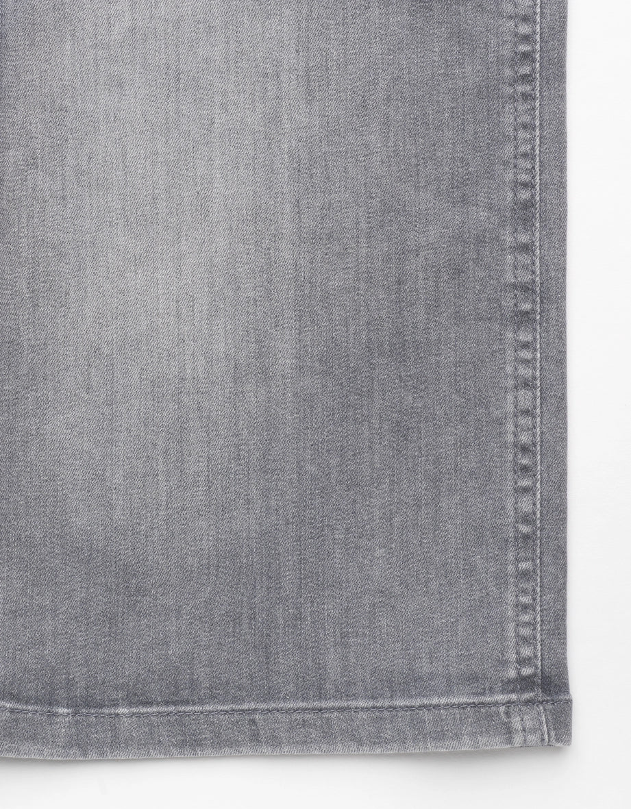 Grijze bugatti jeansdetail, zichtbare stofstructuur, klassiek ontwerp, hoogwaardige kwaliteit.