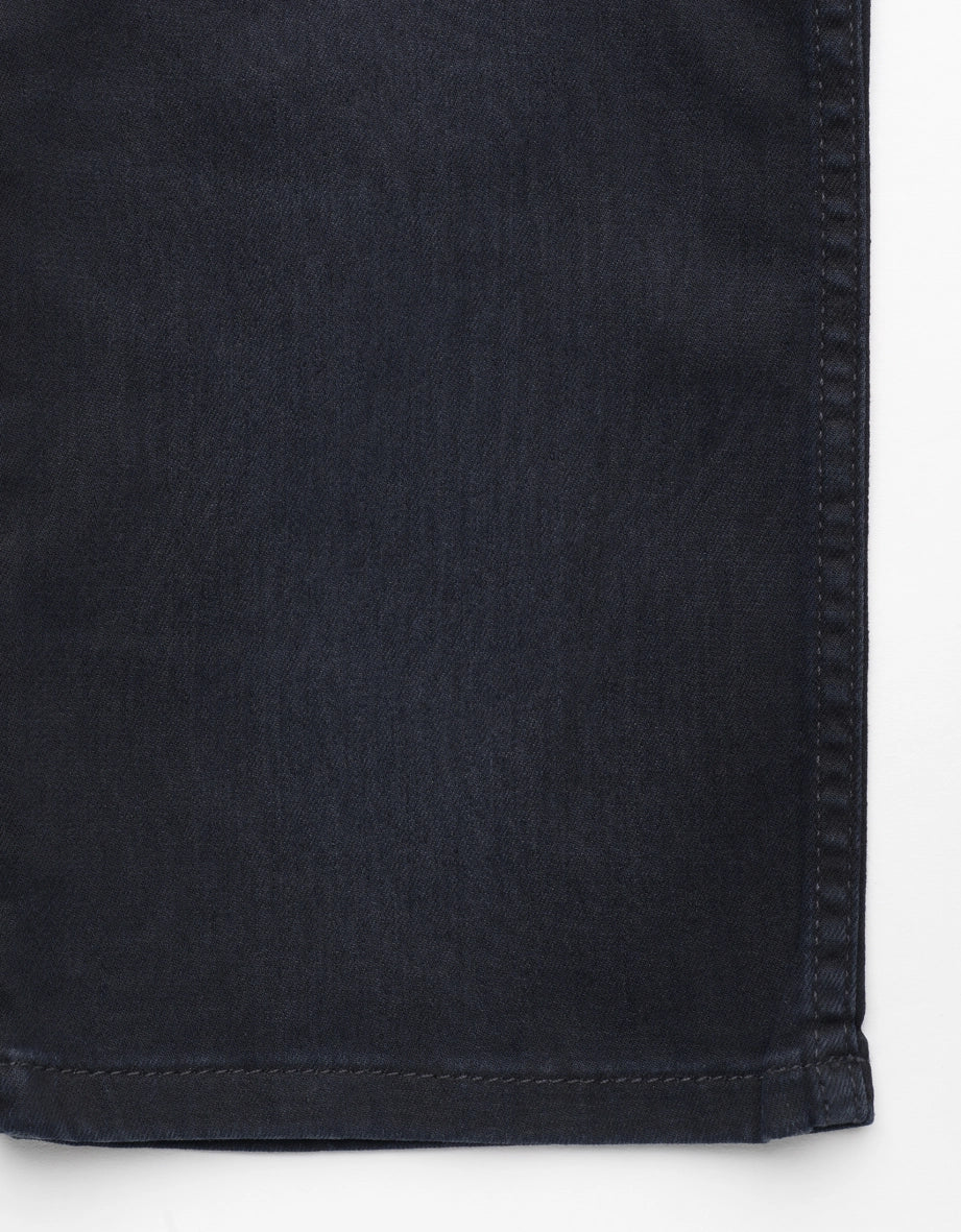 Donkerblauwe bugatti denim close-up, minimalistisch ontwerp, hoogwaardige afwerking.
